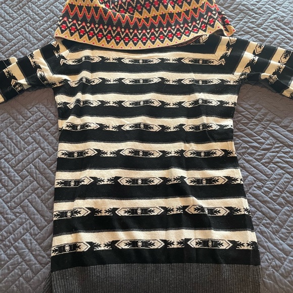 Desigual black and white striped sweater - we love!! Embroidered on hip - Picture 2 of 4
